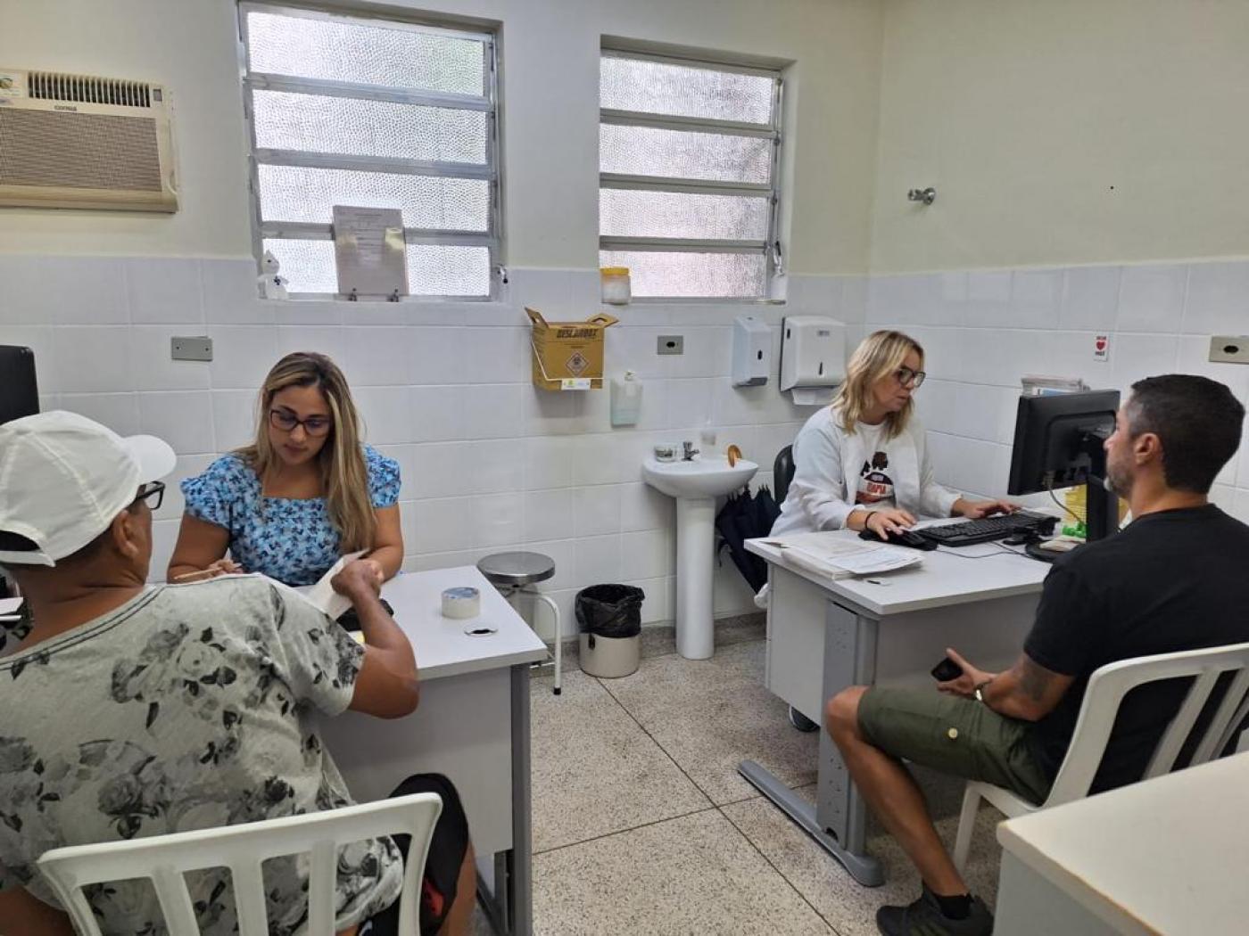 homens solicitando exames #paratodosverem 