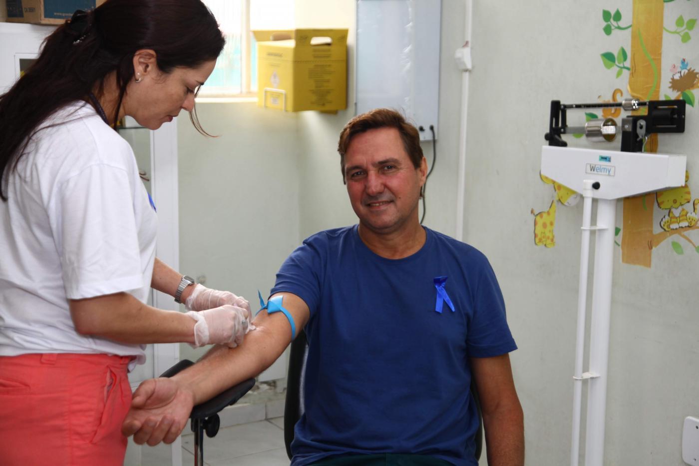 homem faz exame em policlínica #paratodosverem 