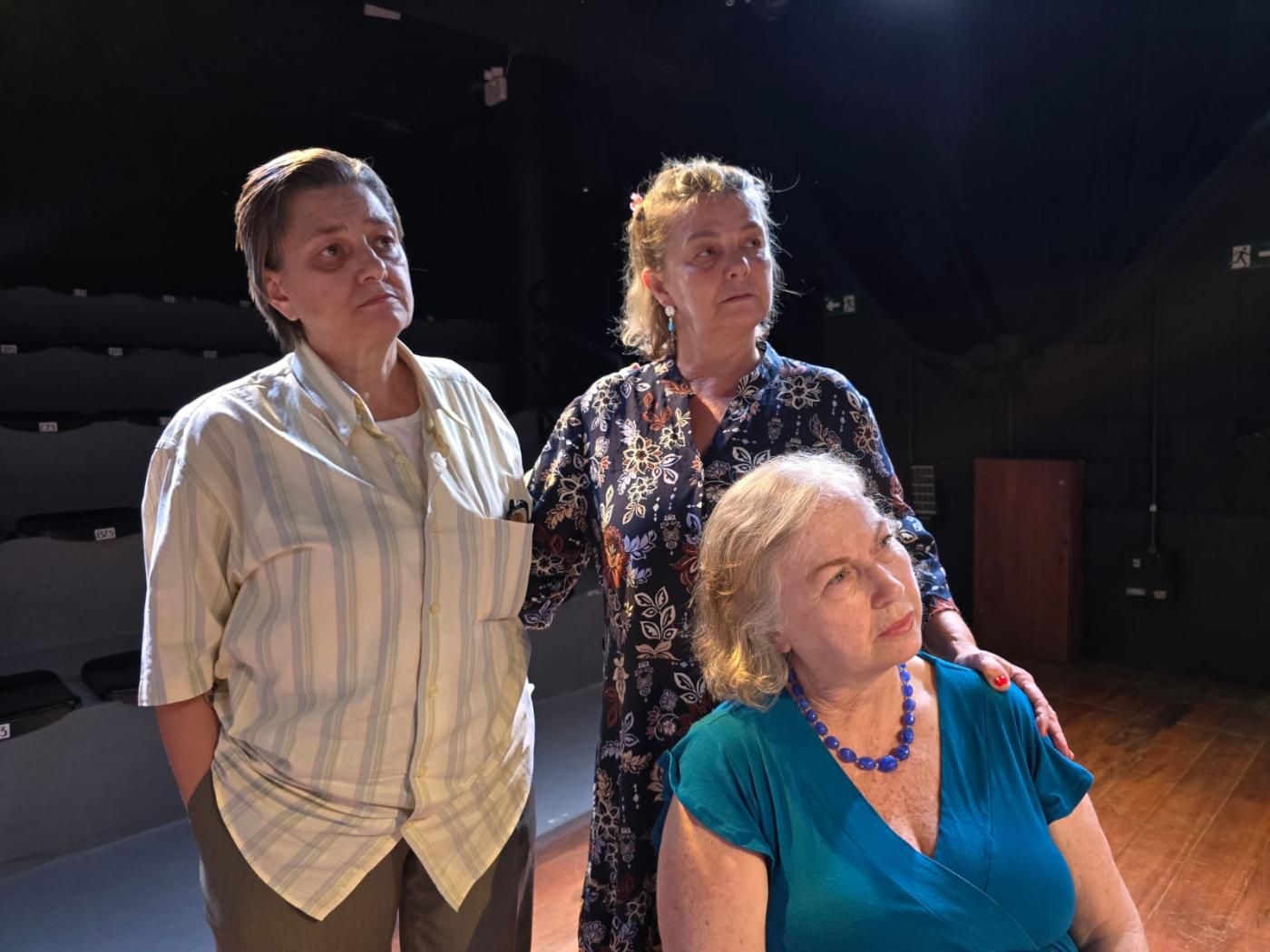 atores em cena olham para o lado #paratodosverem 