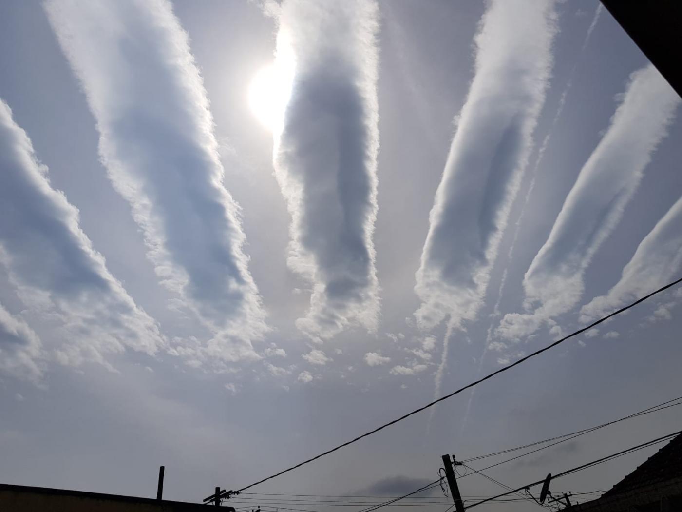 Nuvens enfileiradas e simétricas no ceu