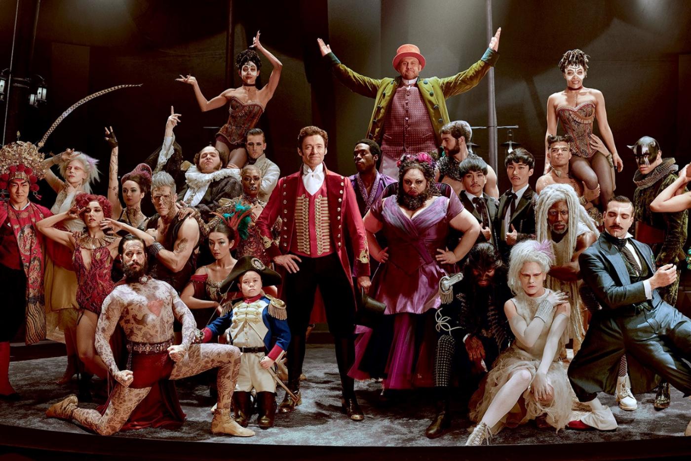 cena do filme o rei do show, com vários personagens sobre um palco. #paratodosverem