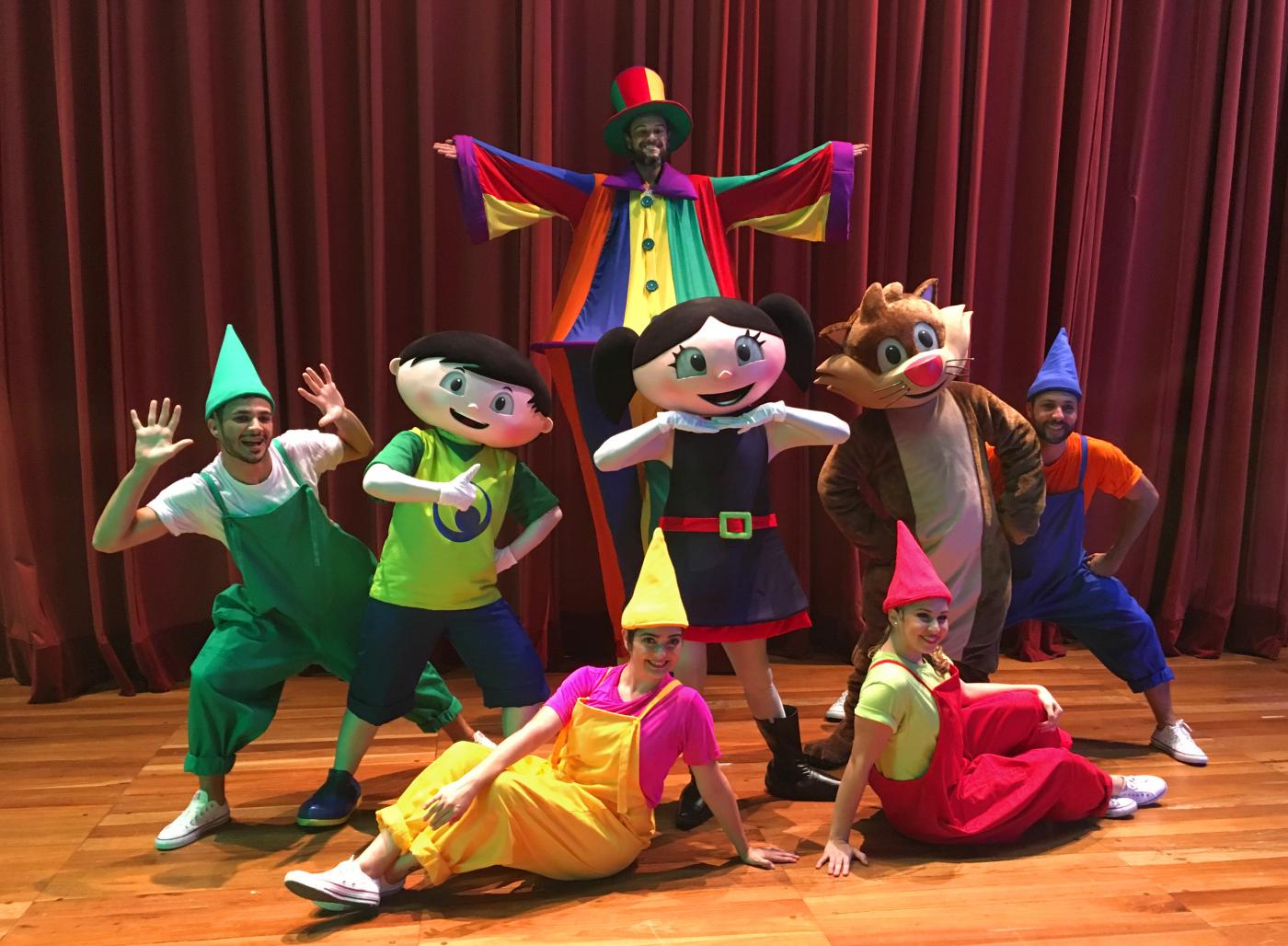 Personagens do musical Show da Luna em palco. #Pracegover