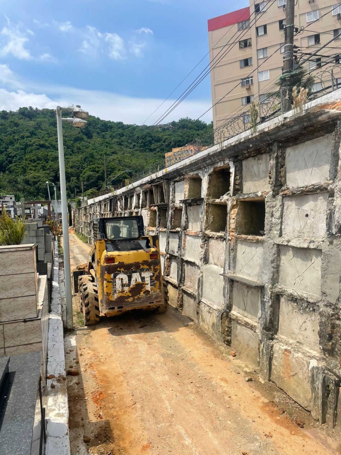 máquina atuando no cemitério #paratodosverem