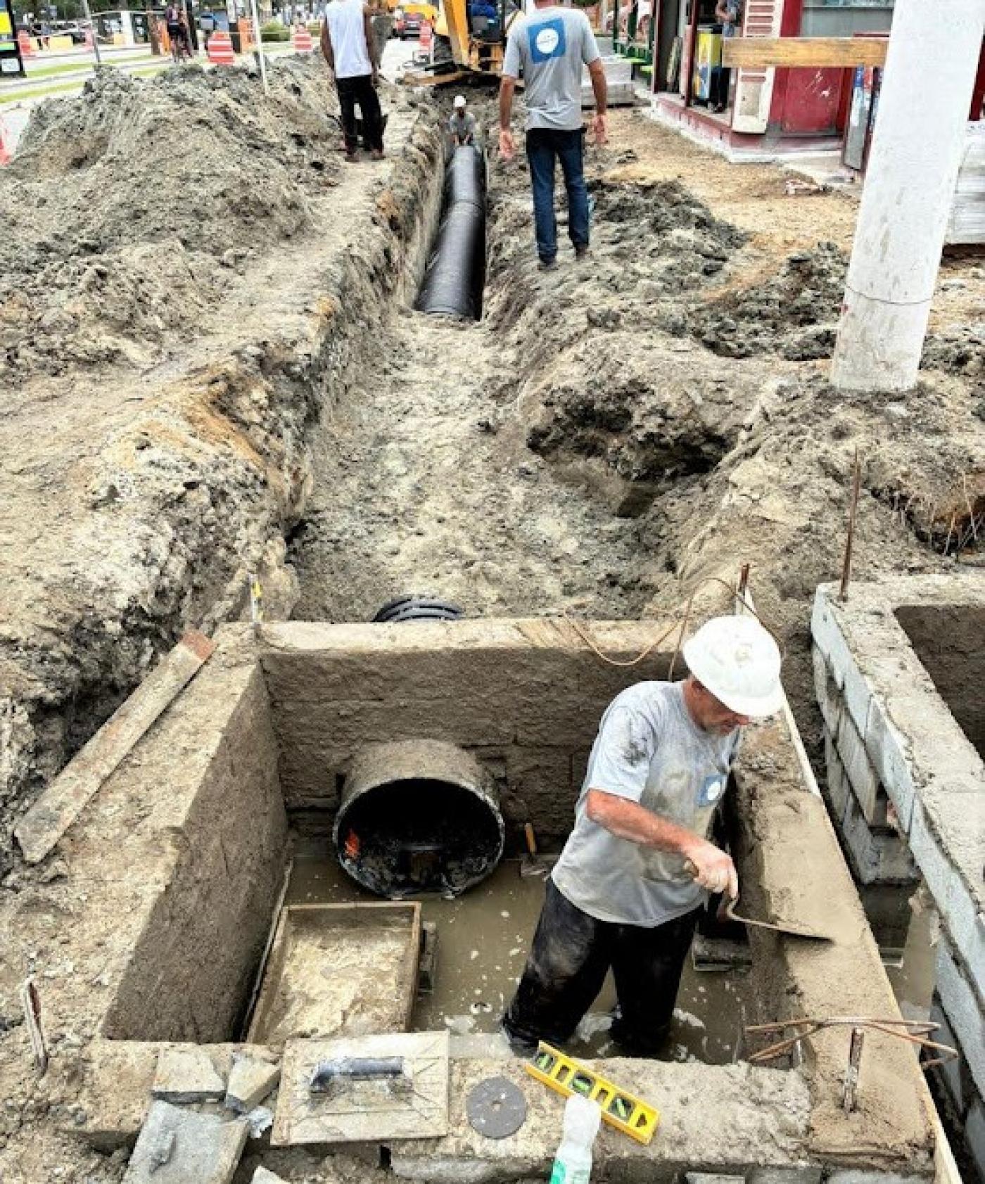 operários atuando na escavação #paratodosverem