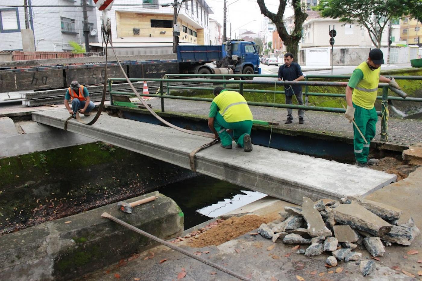 homens trabalhan na laje em cima do canal #paratodosverem