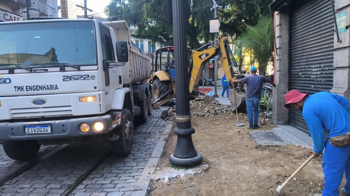 operários atuando nas calçadas #paratodosverem