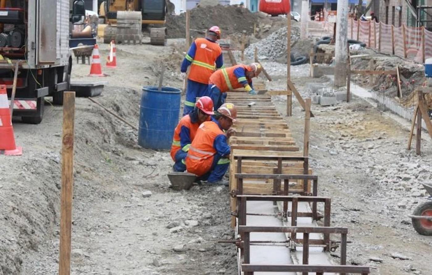 Operários trabalham em obra do VLT. #pratodosverem