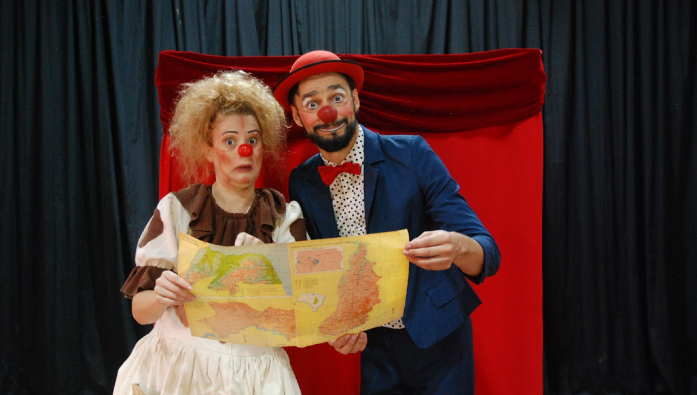 palhaços em palco #paratodosverem