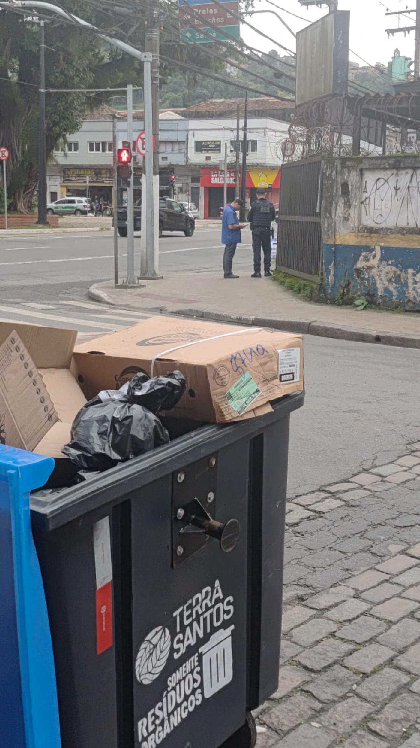 caixas com lixo #paratodosverem 