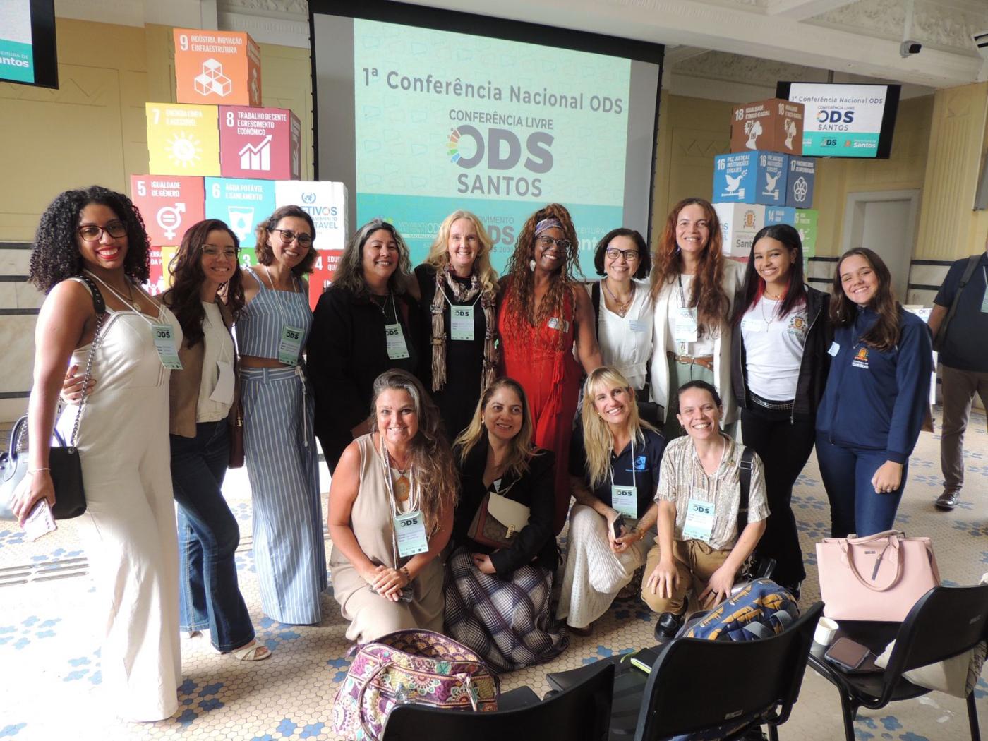 Pessoas reunidas na conferência #paratodosverem 