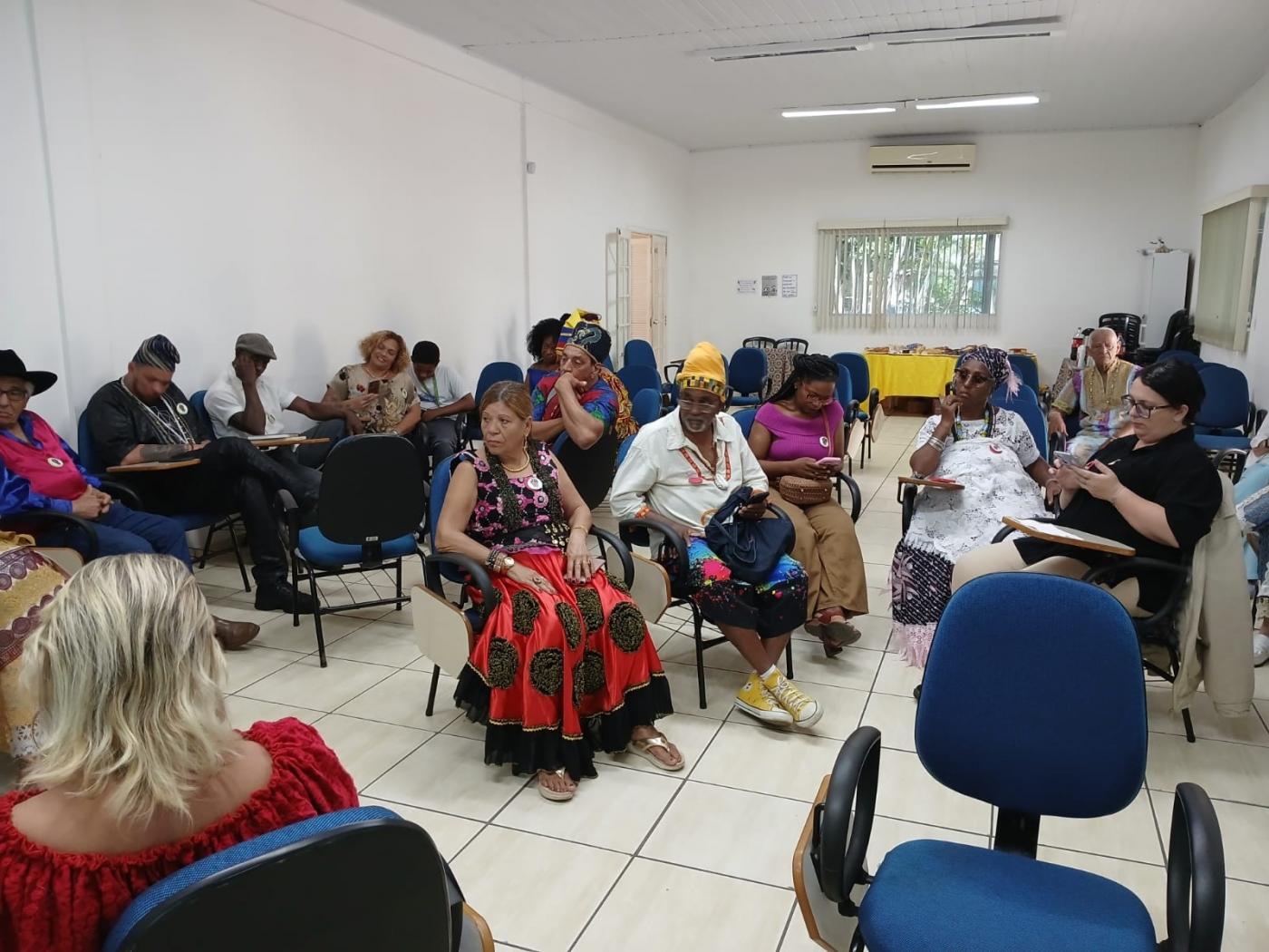 Pessoas reunidas na conferência #paratodosverem 