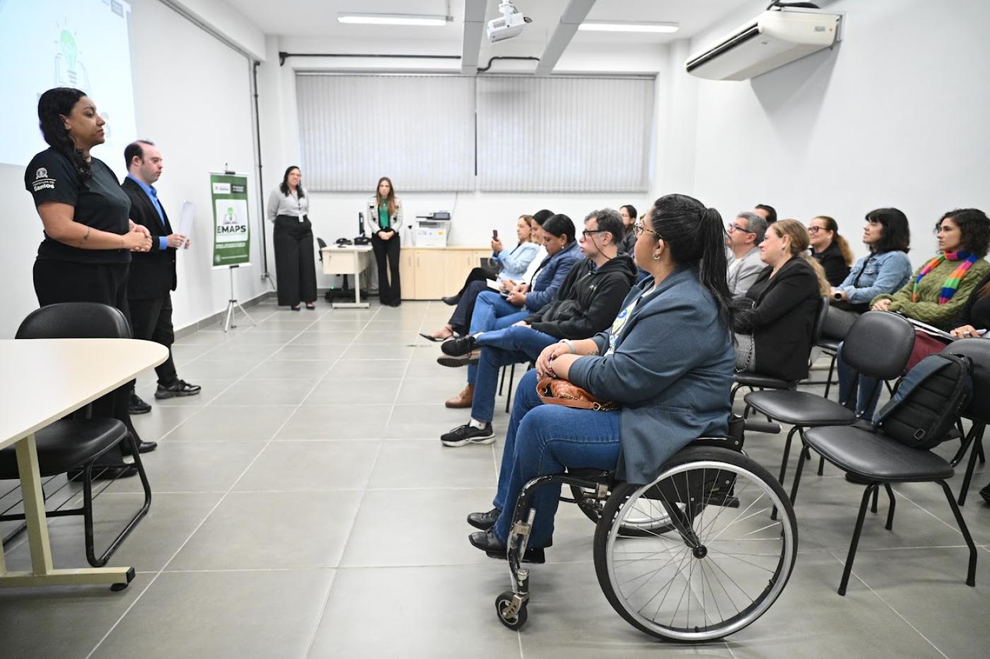 pessoas acompanham a oficina #paratodosverem 