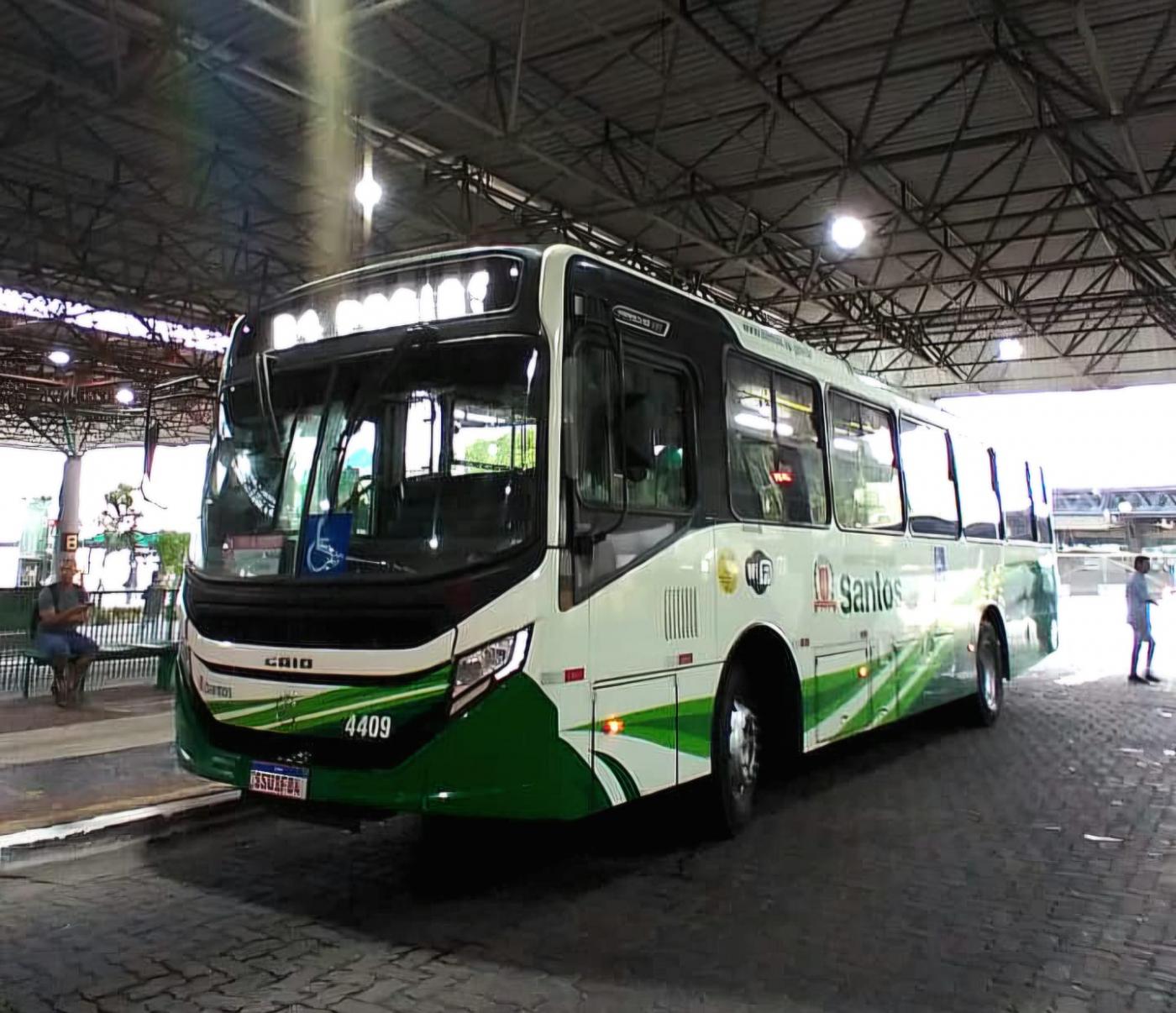 ônibus parado no terminal #paratodosverem 