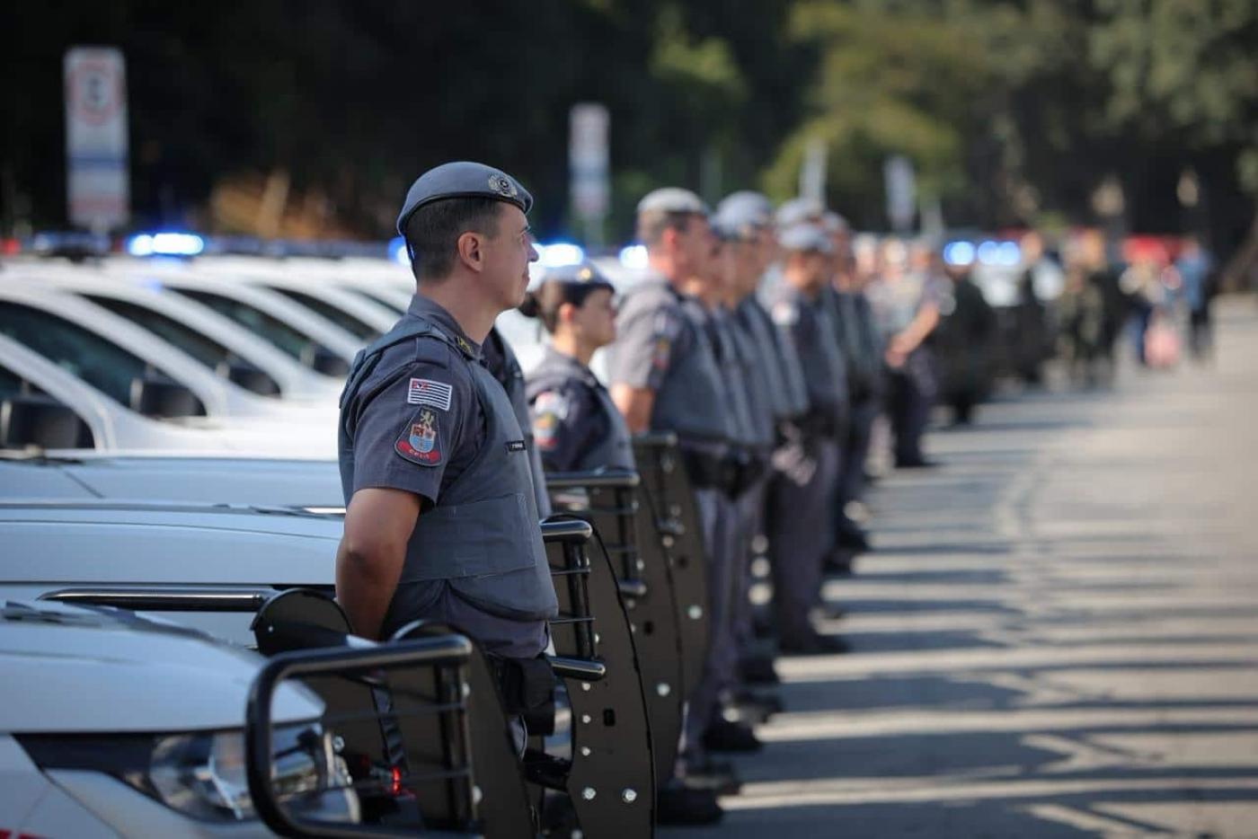 soldados na frente de viaturas #paratodosverem