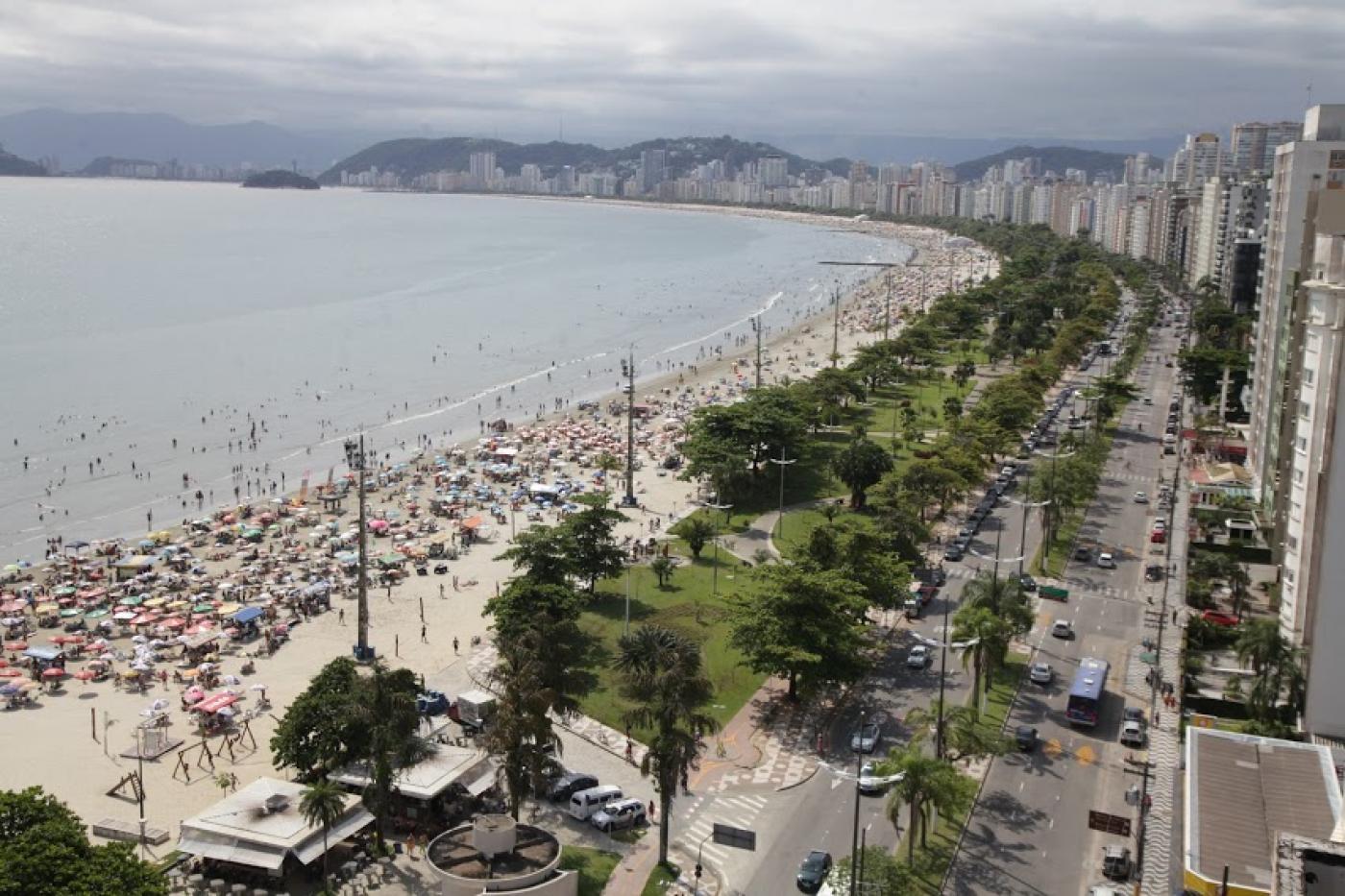 Vista aérea da orla e jardim. #pracegover
