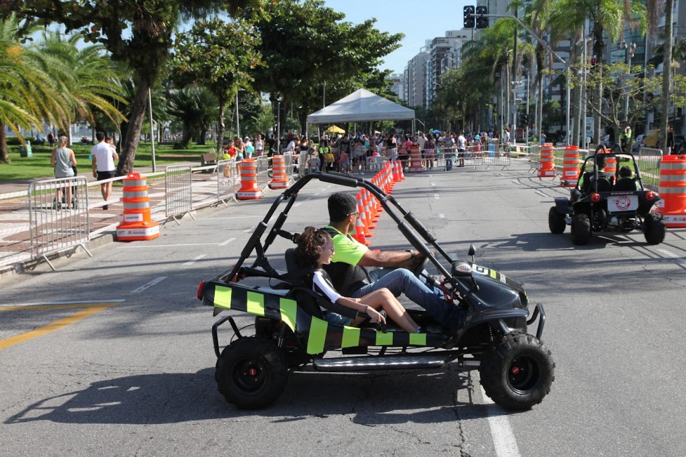 crianças andando em buggy da CET #paratodosverem