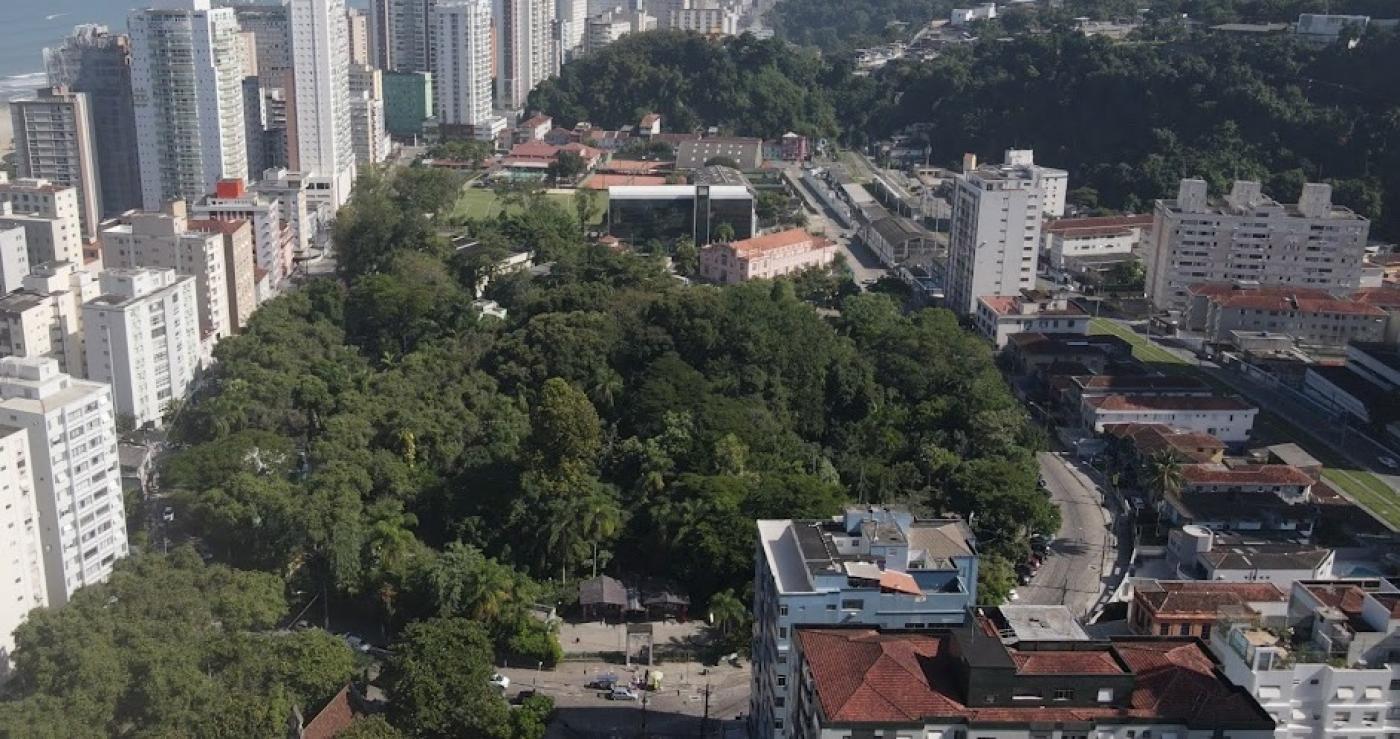 vista aérea do bairro josé menino com foco sobre a massa verde do orquidário. #paratodosverem
