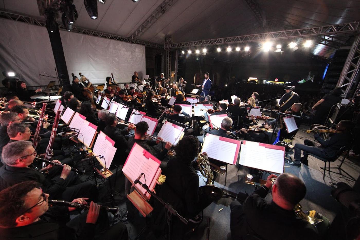 orquestra se apresentando no palco #paratodosverem 