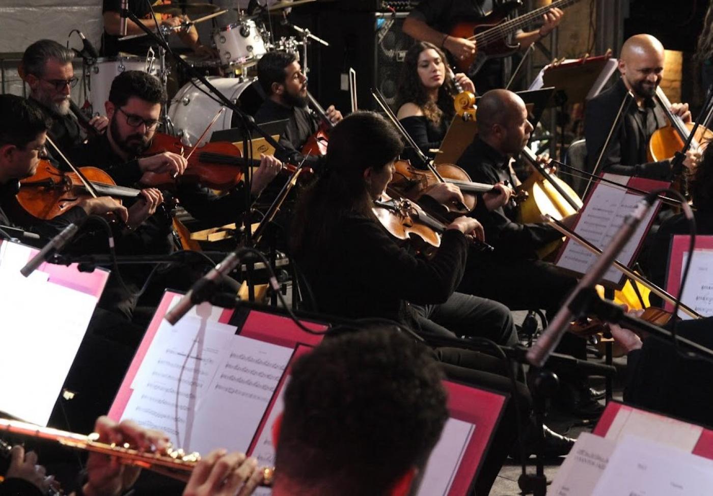 músicos em orquestra #paratodosverem