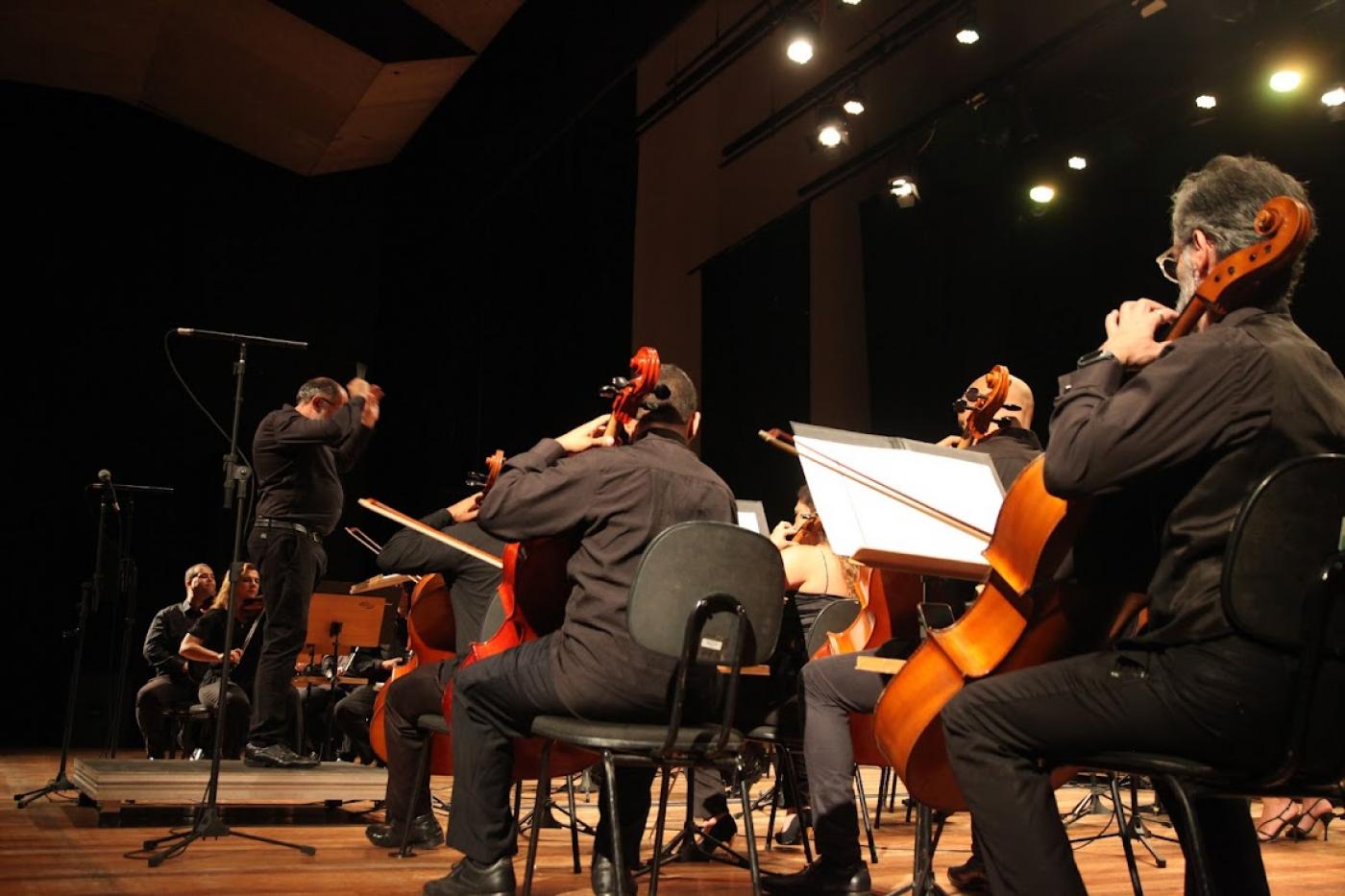 orquestra tocando #paratodosverem