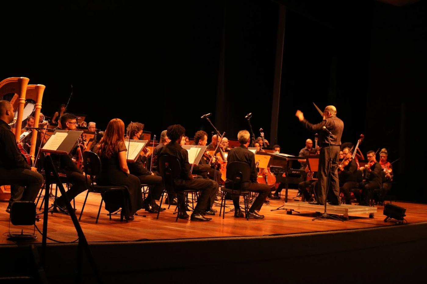 orquestra tocando em palco #paratodosverem