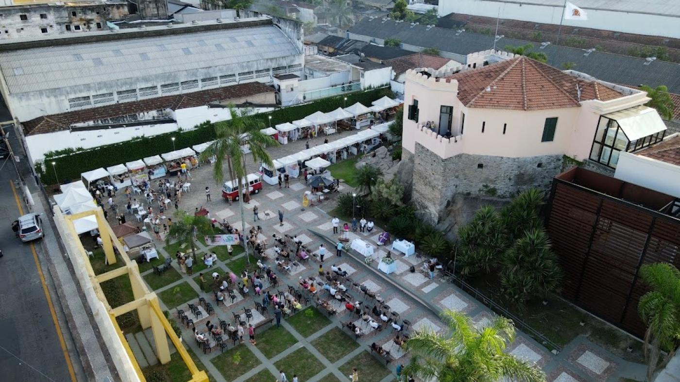 vista aérea do outeiro de santa catarina com área ao ar livre com grande movimentação de pessoas. #paratodosverem
