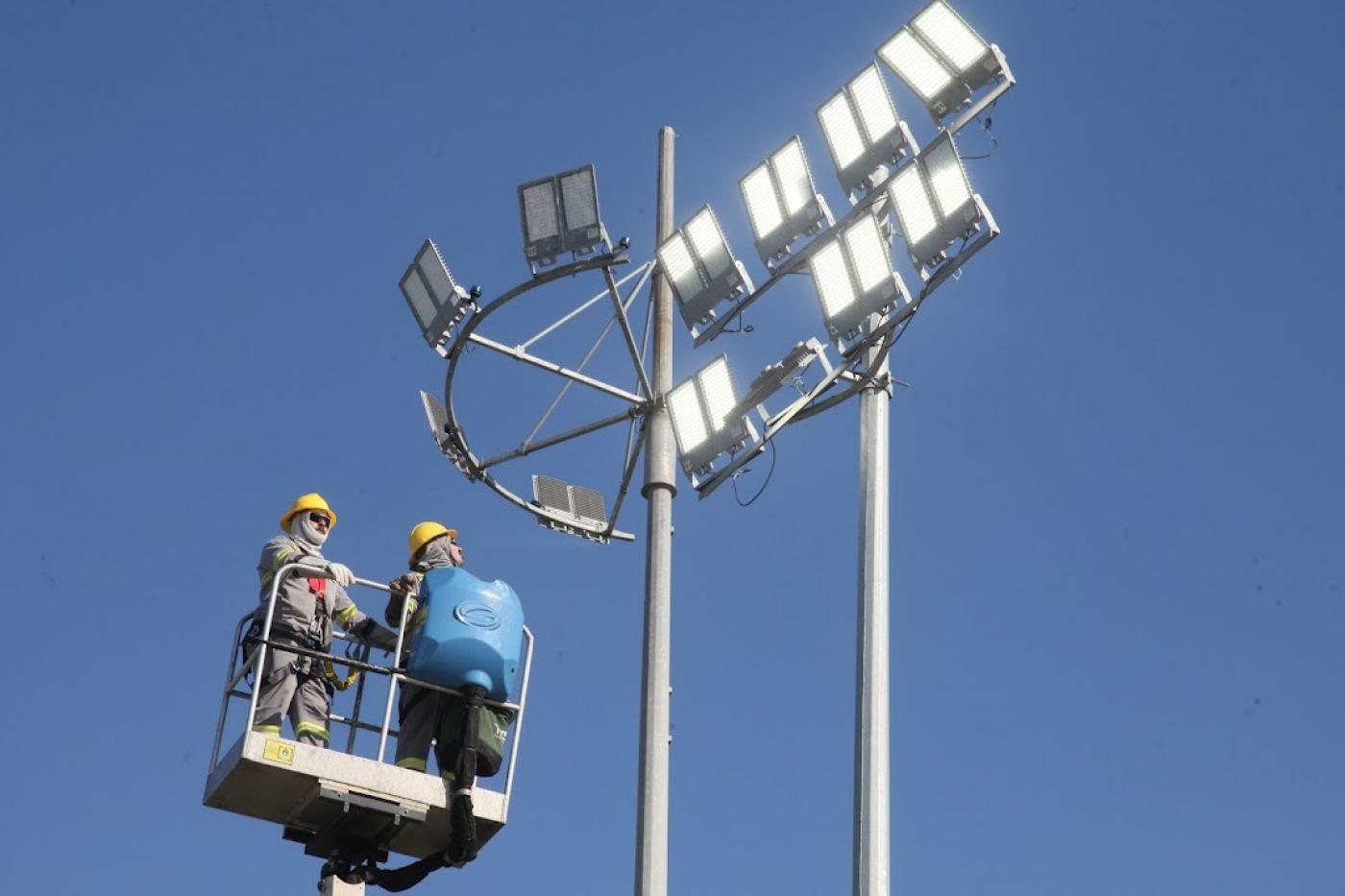 operários atuando em manutenção da iluminação #paratodosverem