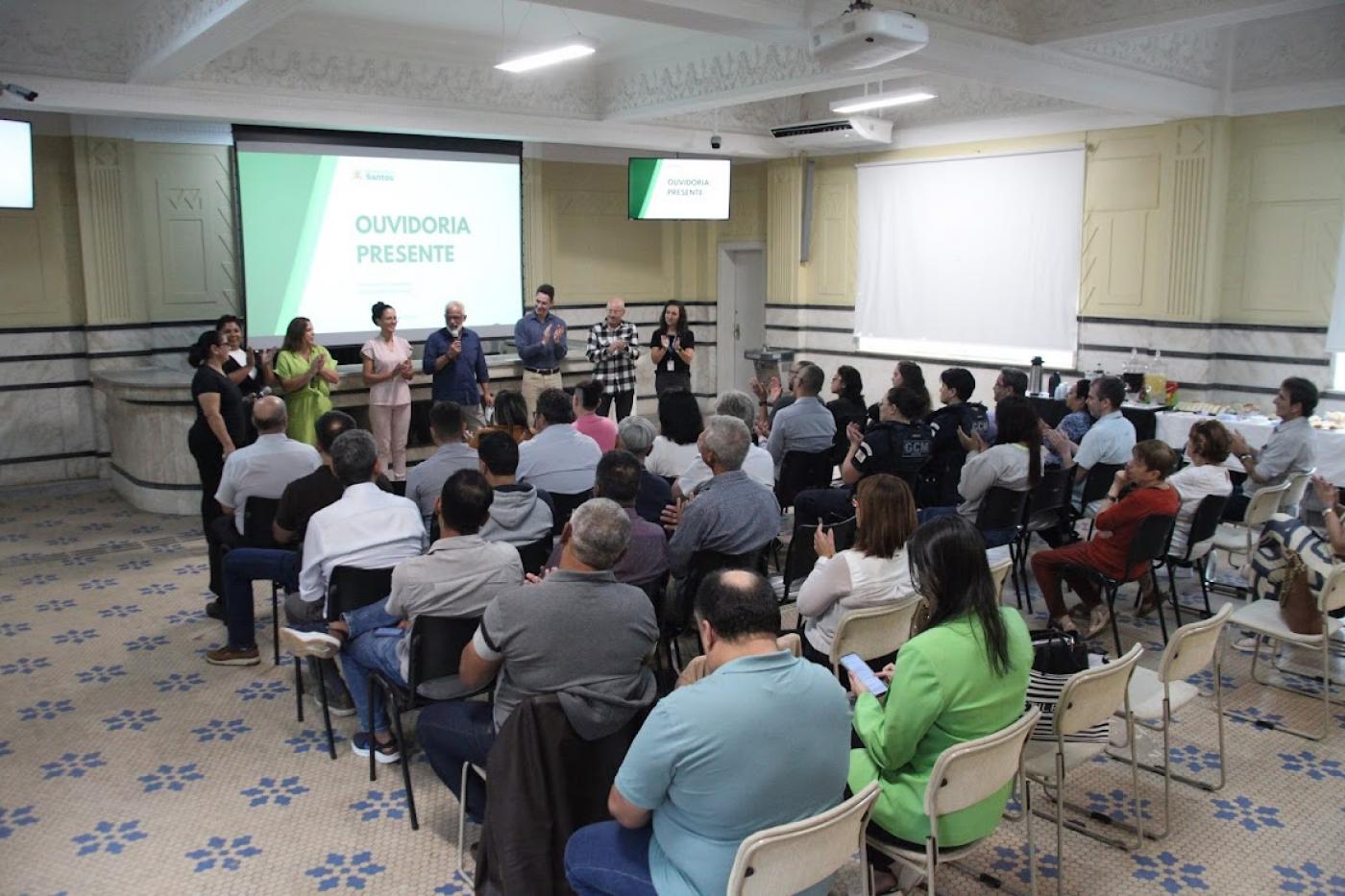 pessoas em auditório durante a cerimônia #paratodosverem 