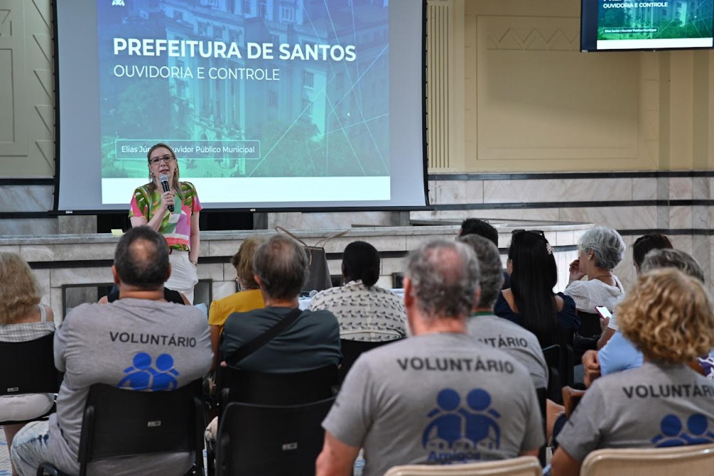 pessoas participando de reunião #paratodosverem
