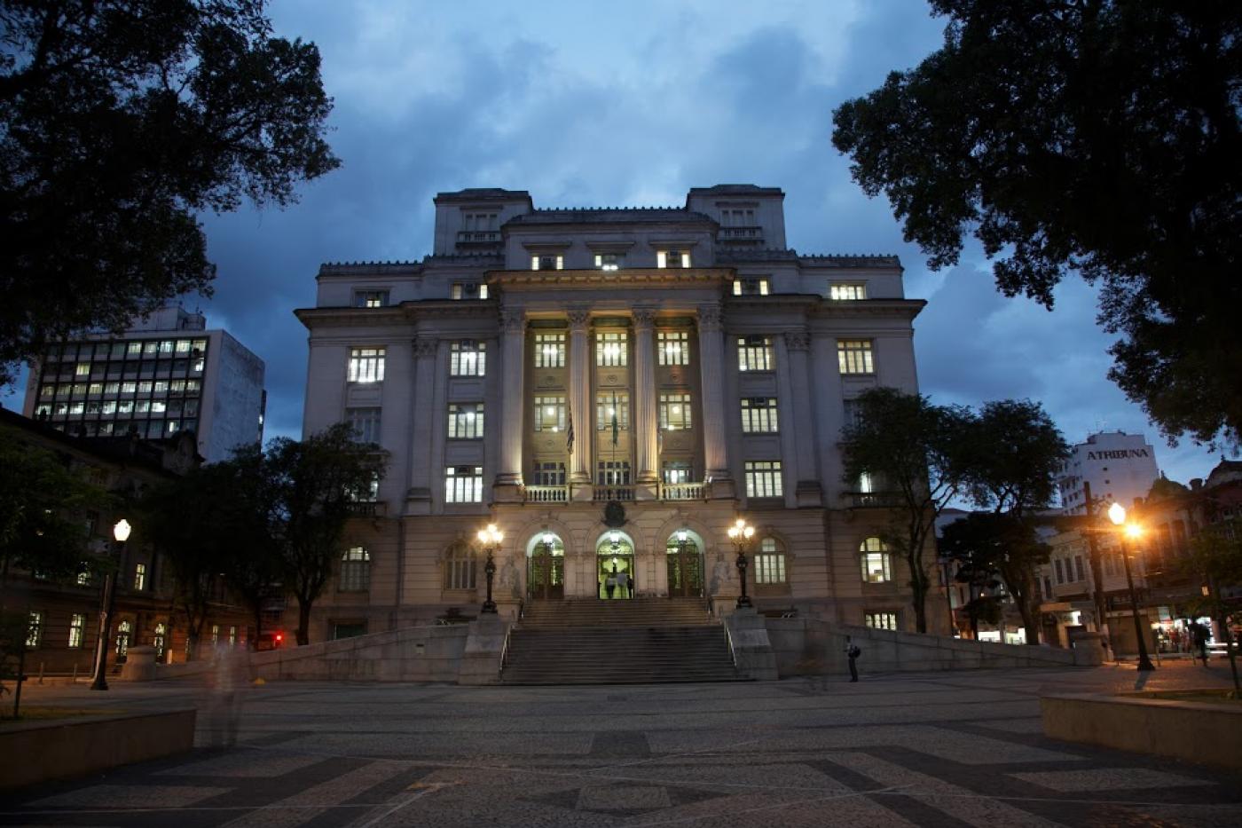 fachada do paço miunicipal à noite #paratodosverem 