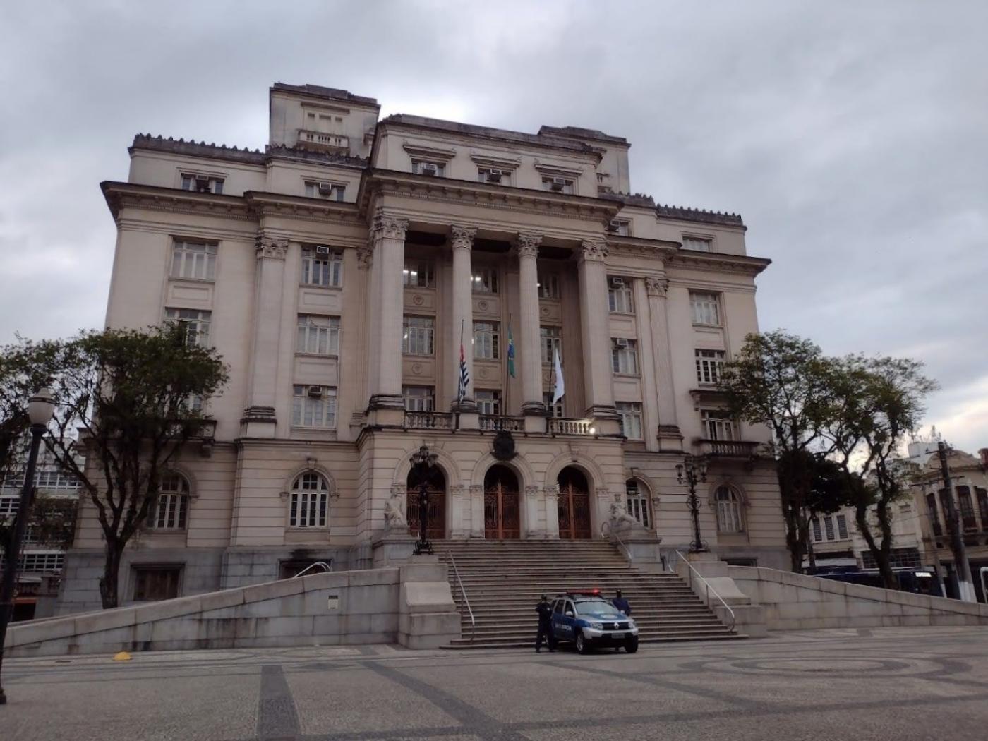 a fachada do paço municipal. Há uma viatura da guarda municipal diante da escadaria principal. #paratodosverem