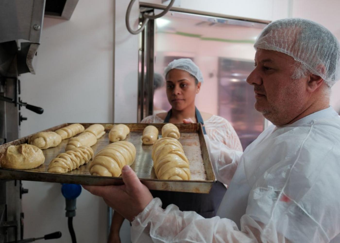 professor tira pão de forno #paratodosverem 