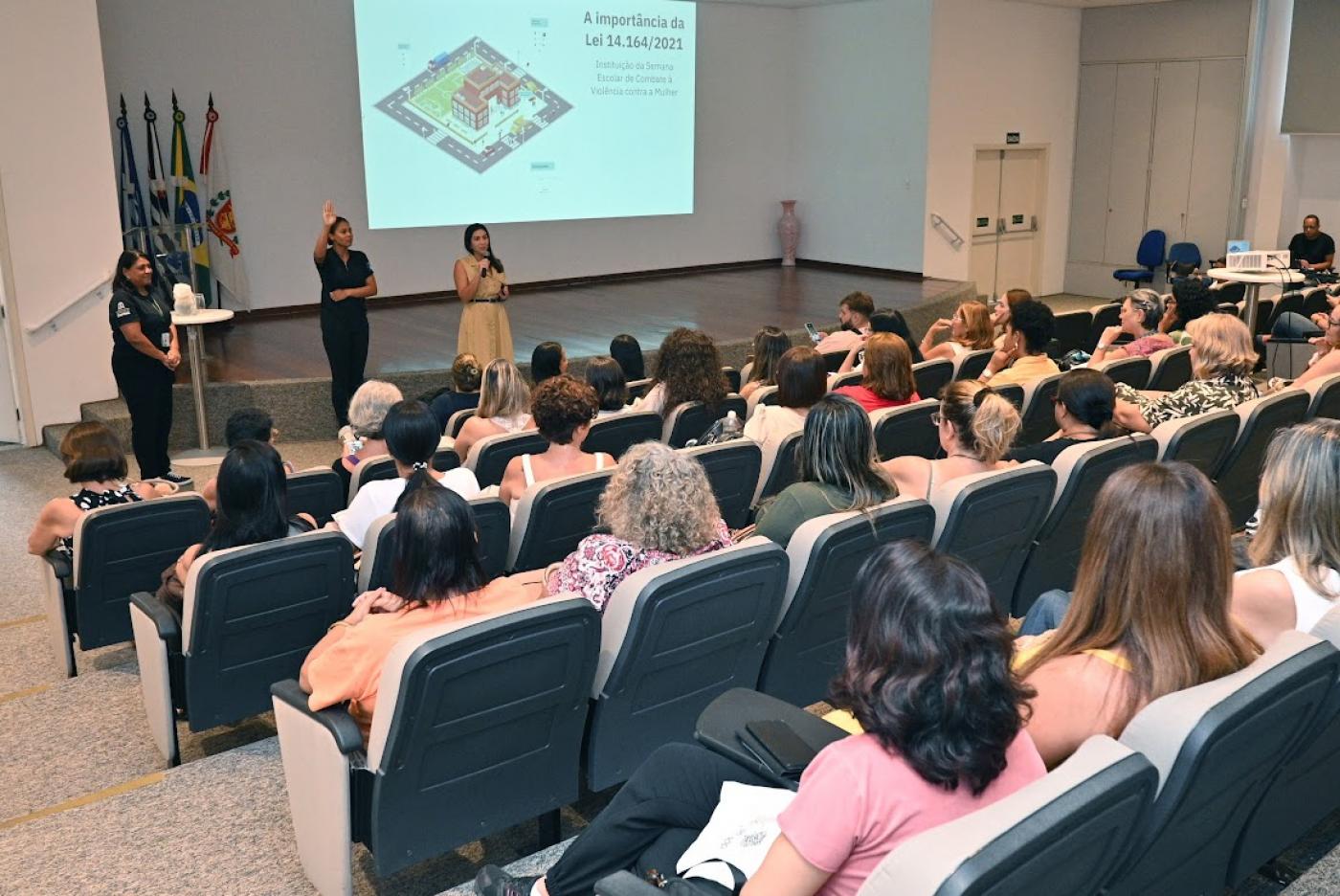mulheres assistem a palestra #paratodosverem