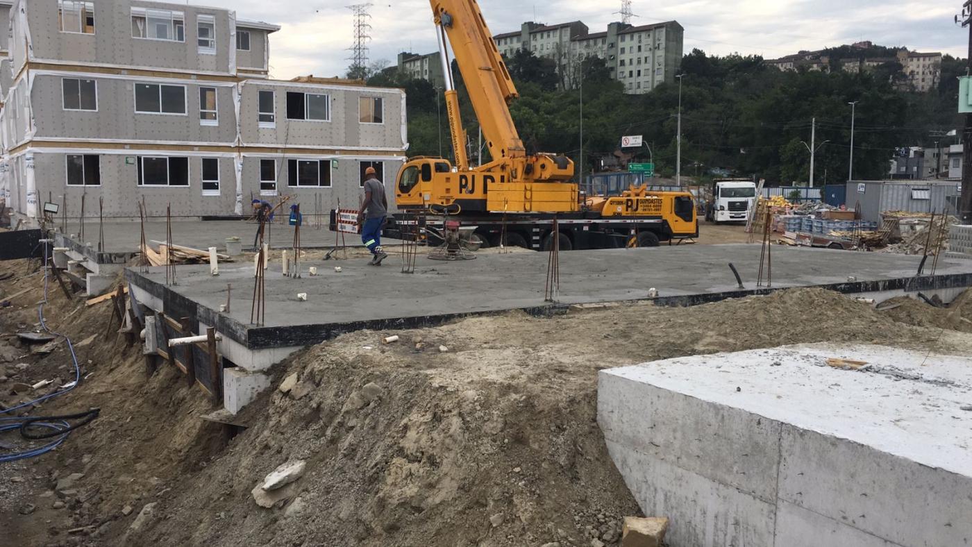 máquina sobre uma laje #paratodosverem