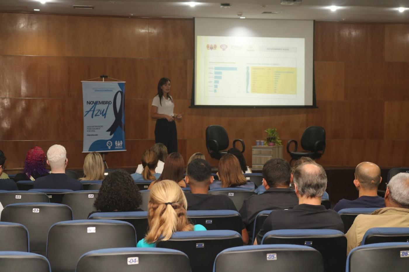 pessoas assistindo a palestra #paratodosverem