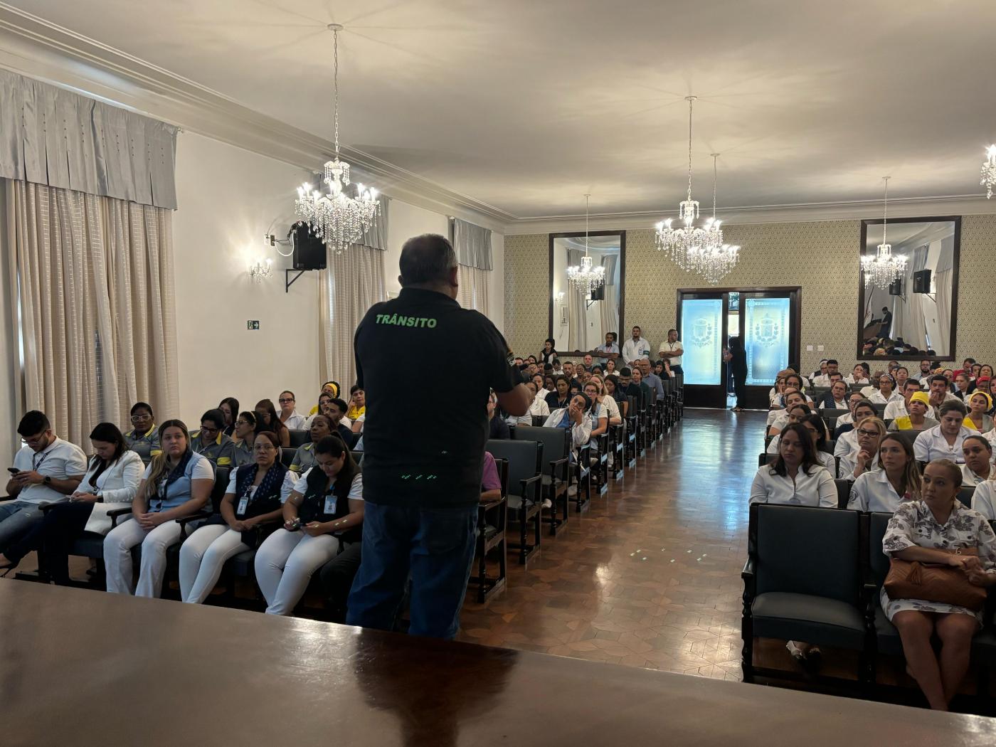 especialista fala para pessoas no auditório #paratodosverem 