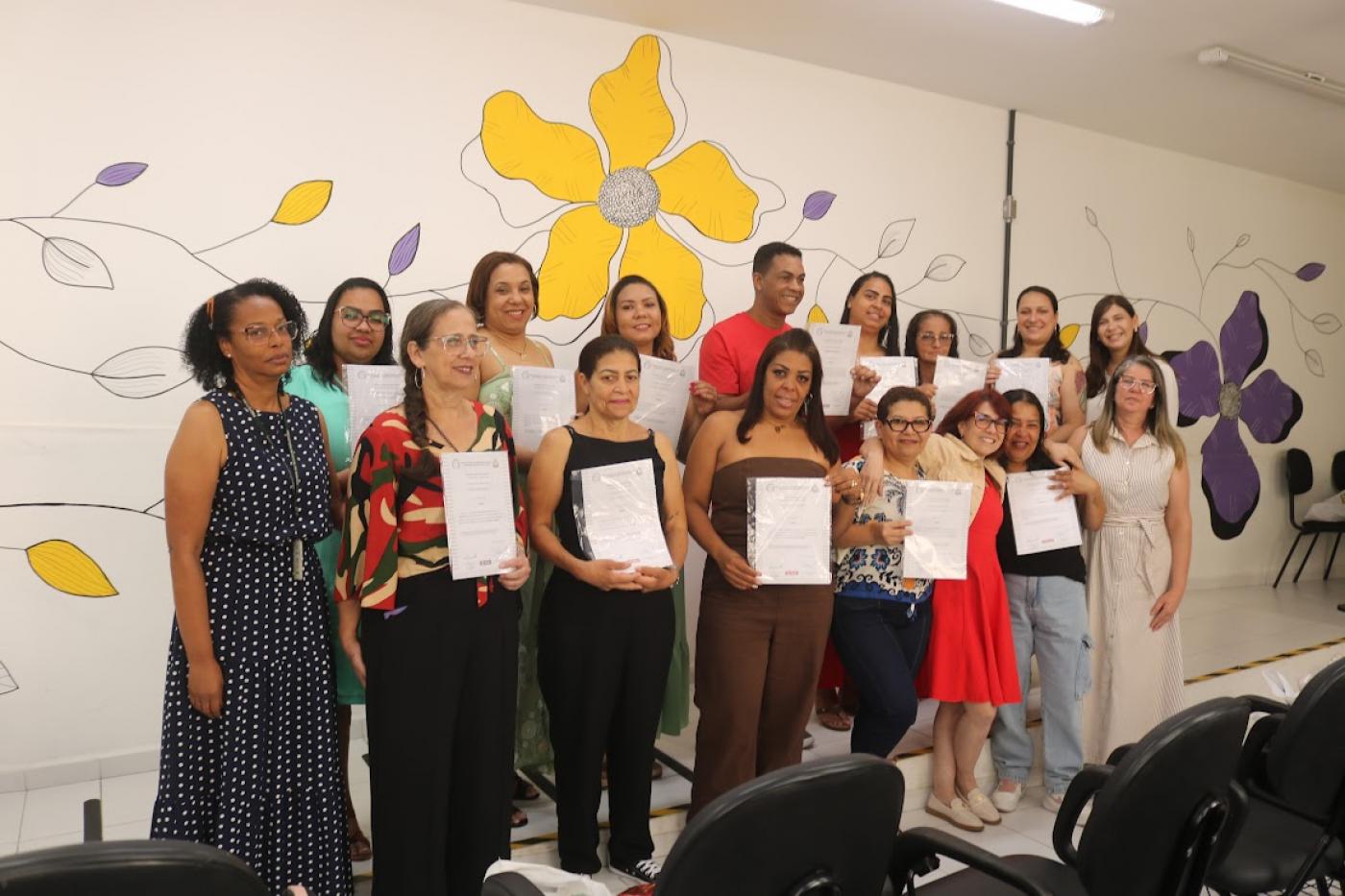 alunos mostram certificados #paratodosverem 