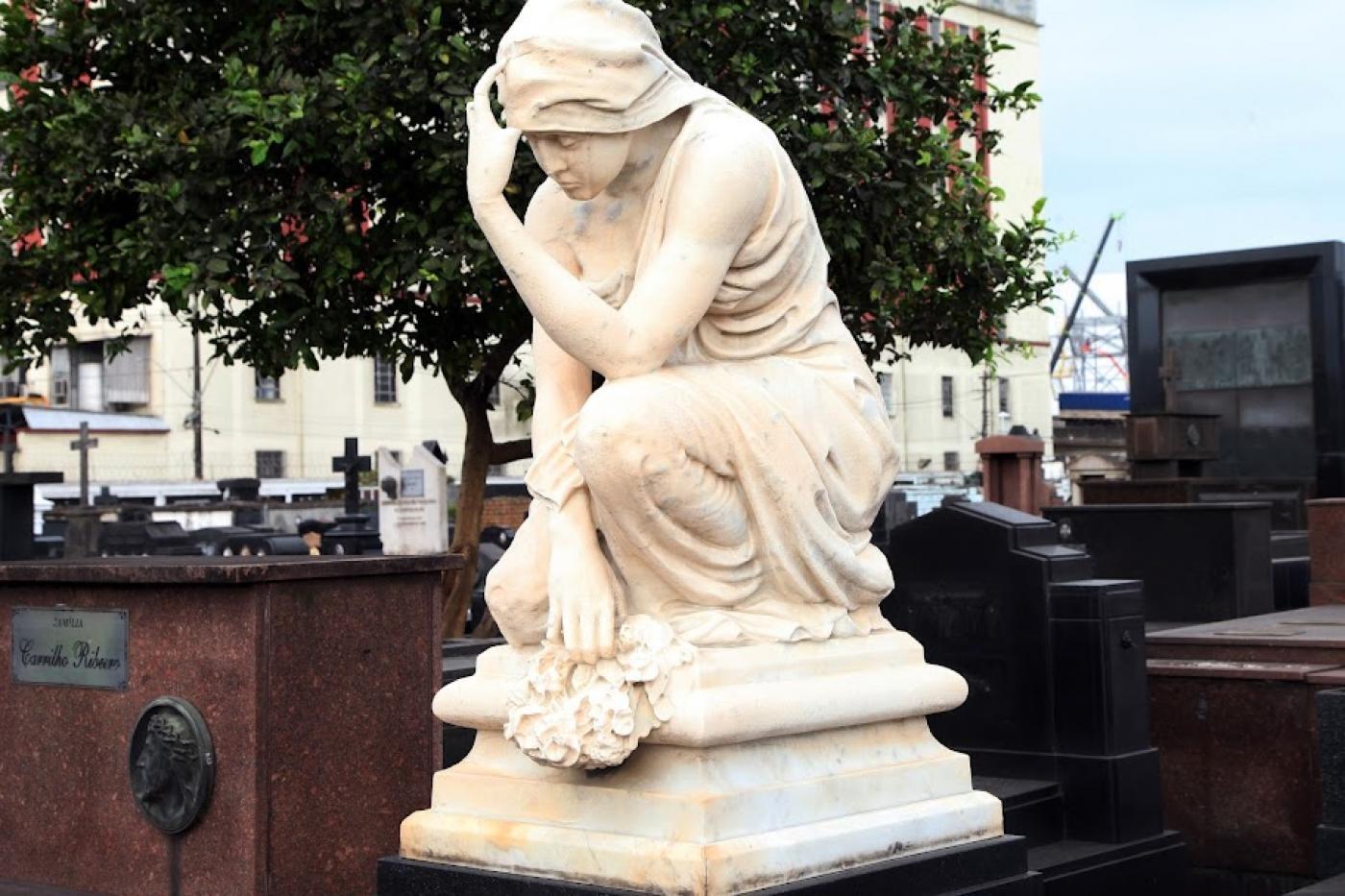 foto do cemitério com estátua em primeiro plano #paratodosverem 