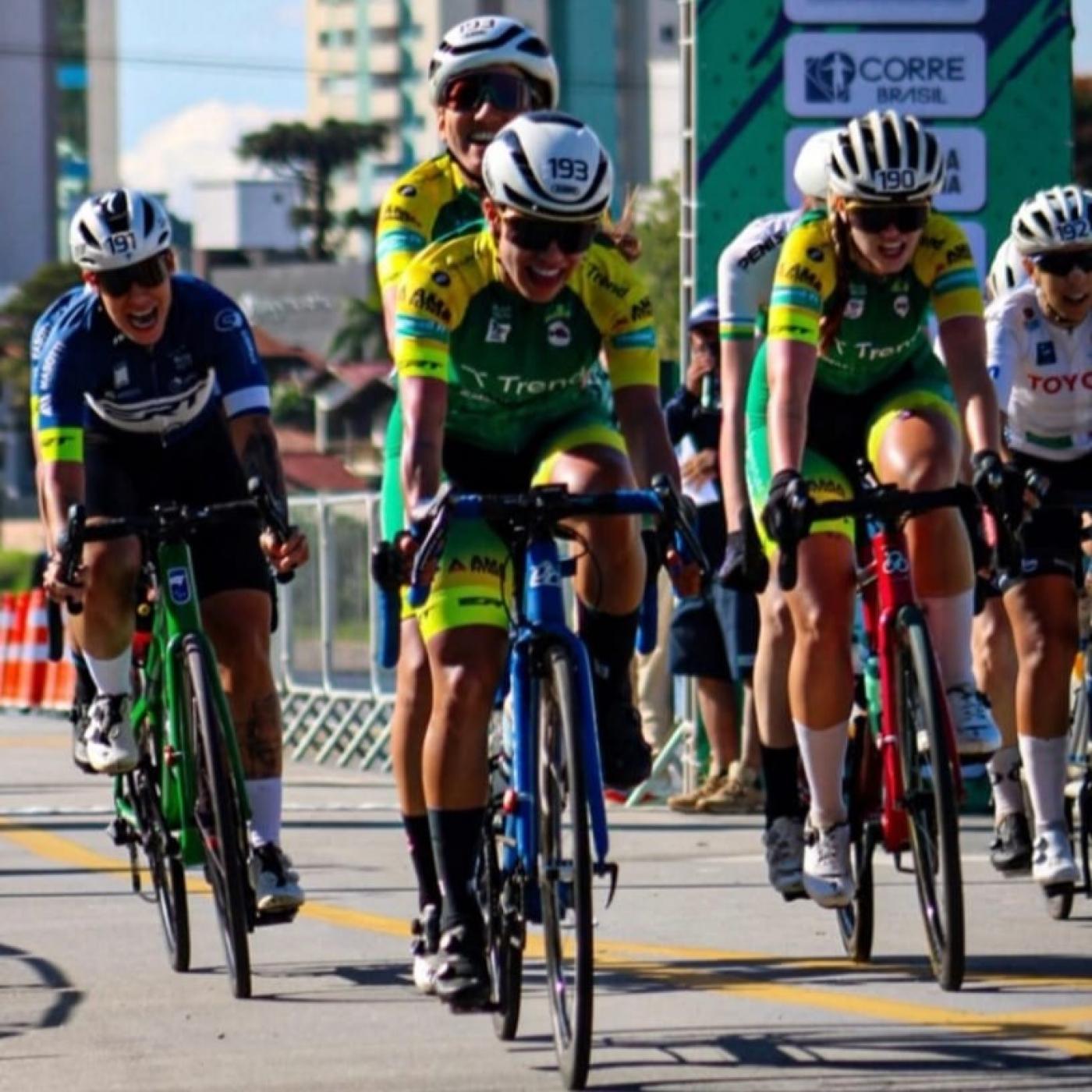 Ciclistas competindo de tandem. #paratodosverem