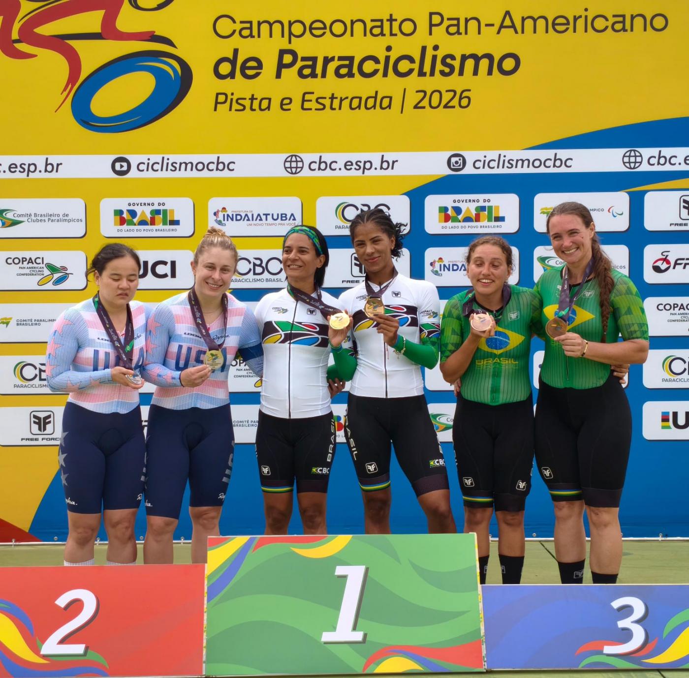 Ciclistas no pódio do Pan de paraciclismo. #Paratodosverem