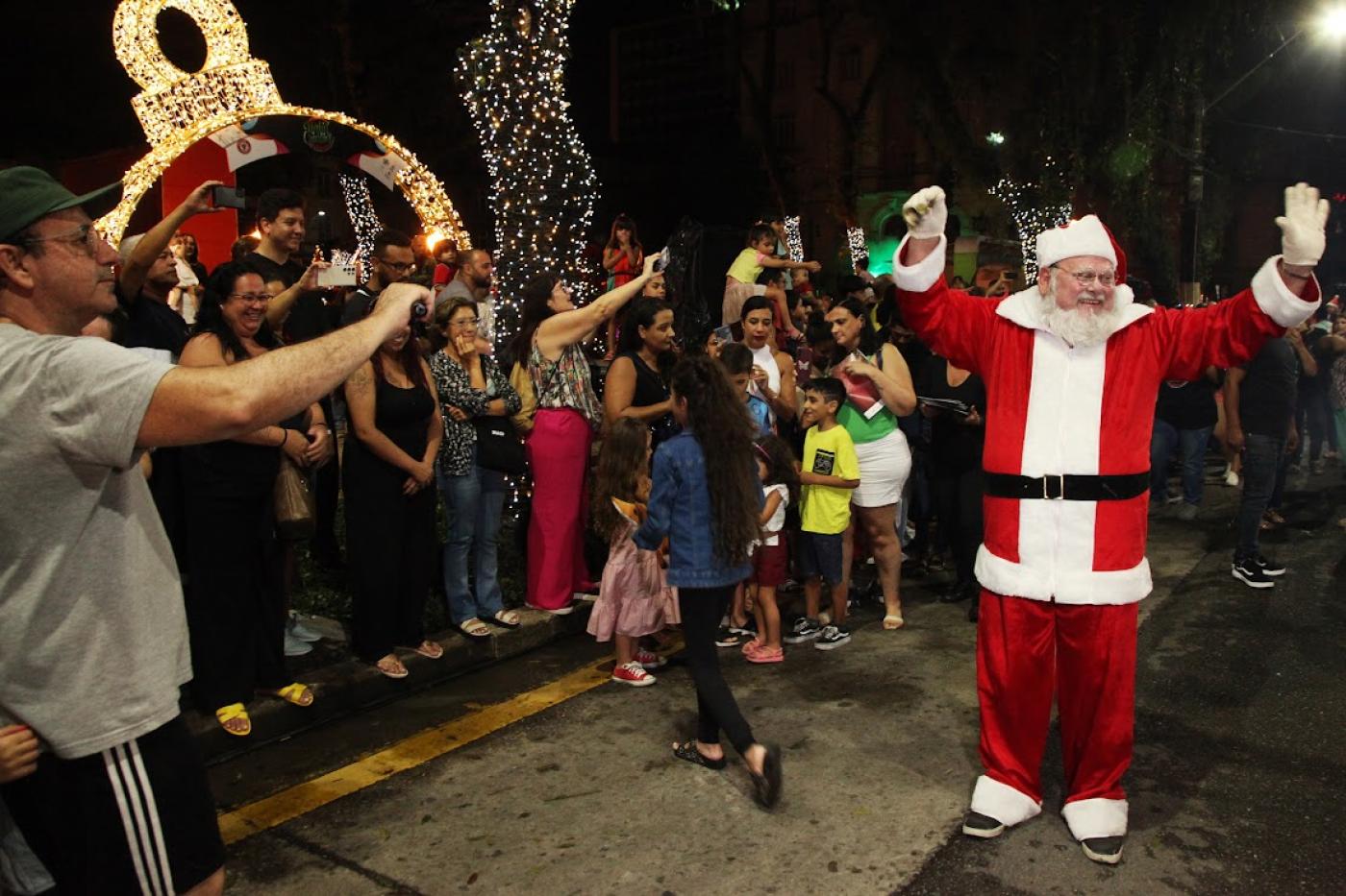 papai noel em desfile de natal #paratodosverem