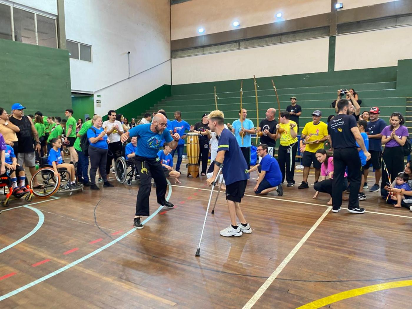 pessoa com deficiência praticando esporte em uma quadra #paratodosverem