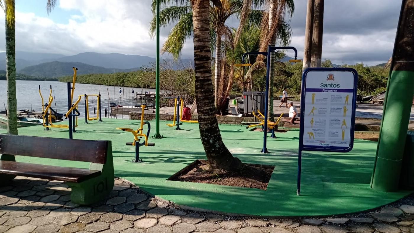 Parque com diversos equipamentos para exercício físico. #paratodosverem