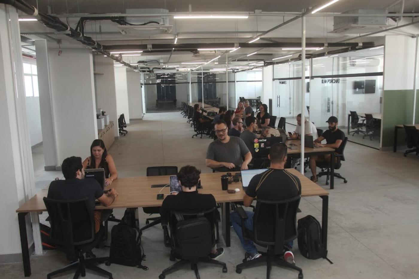 pessoas usando computadores no parque tecnologico #paratodosverem 