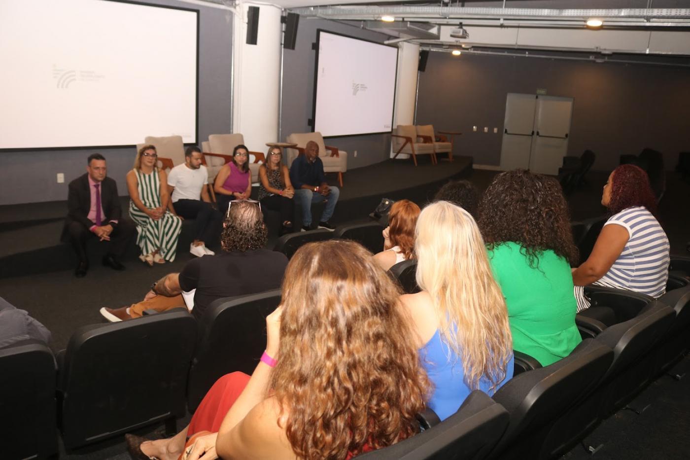 pessoas acompanhando o evento #paratodosverem 