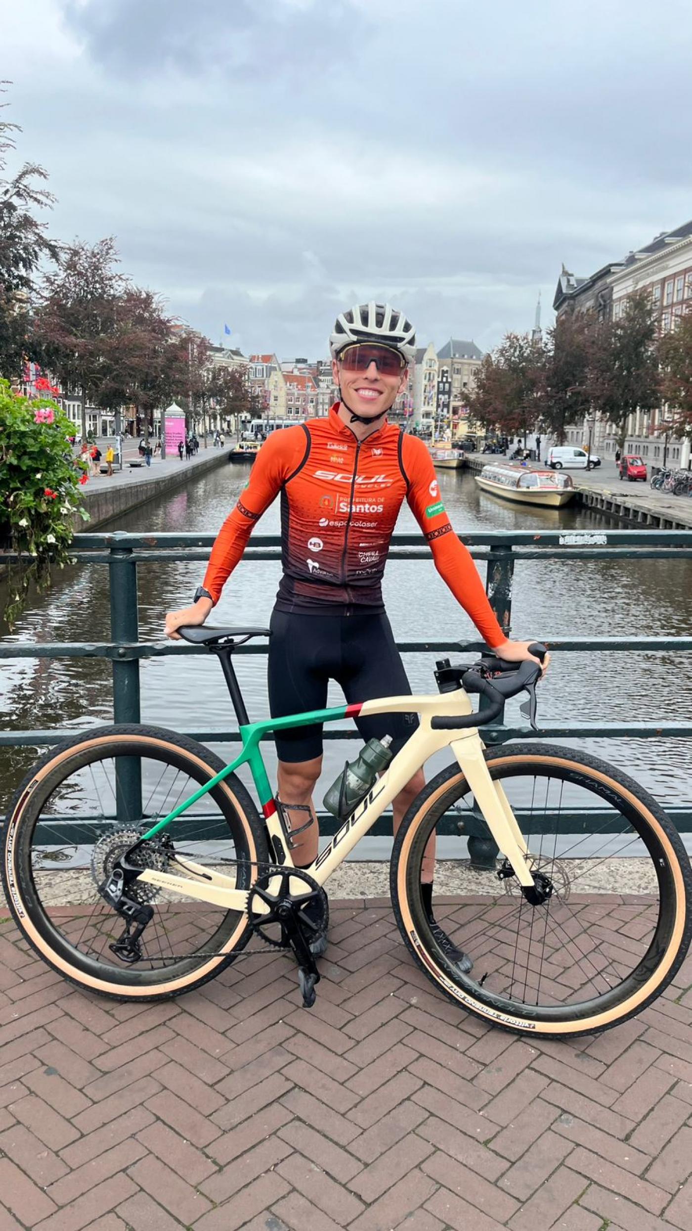 atleta de bicicleta em ponte #paratodosverem 