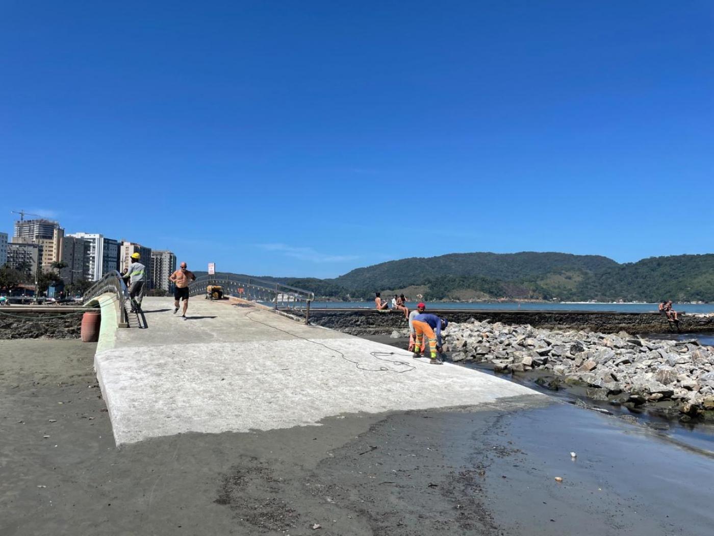 passarela sobre areia #paratodosverem