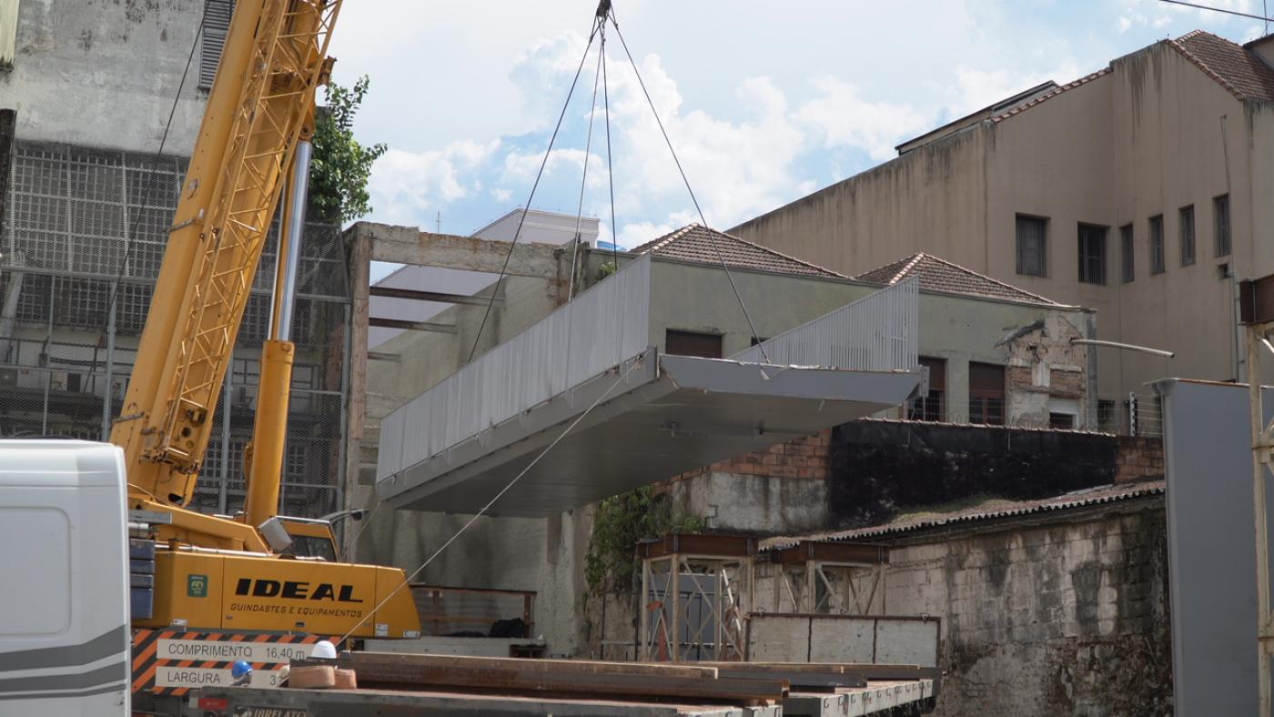 estrutura é içada por guindaste #paratodosverem 