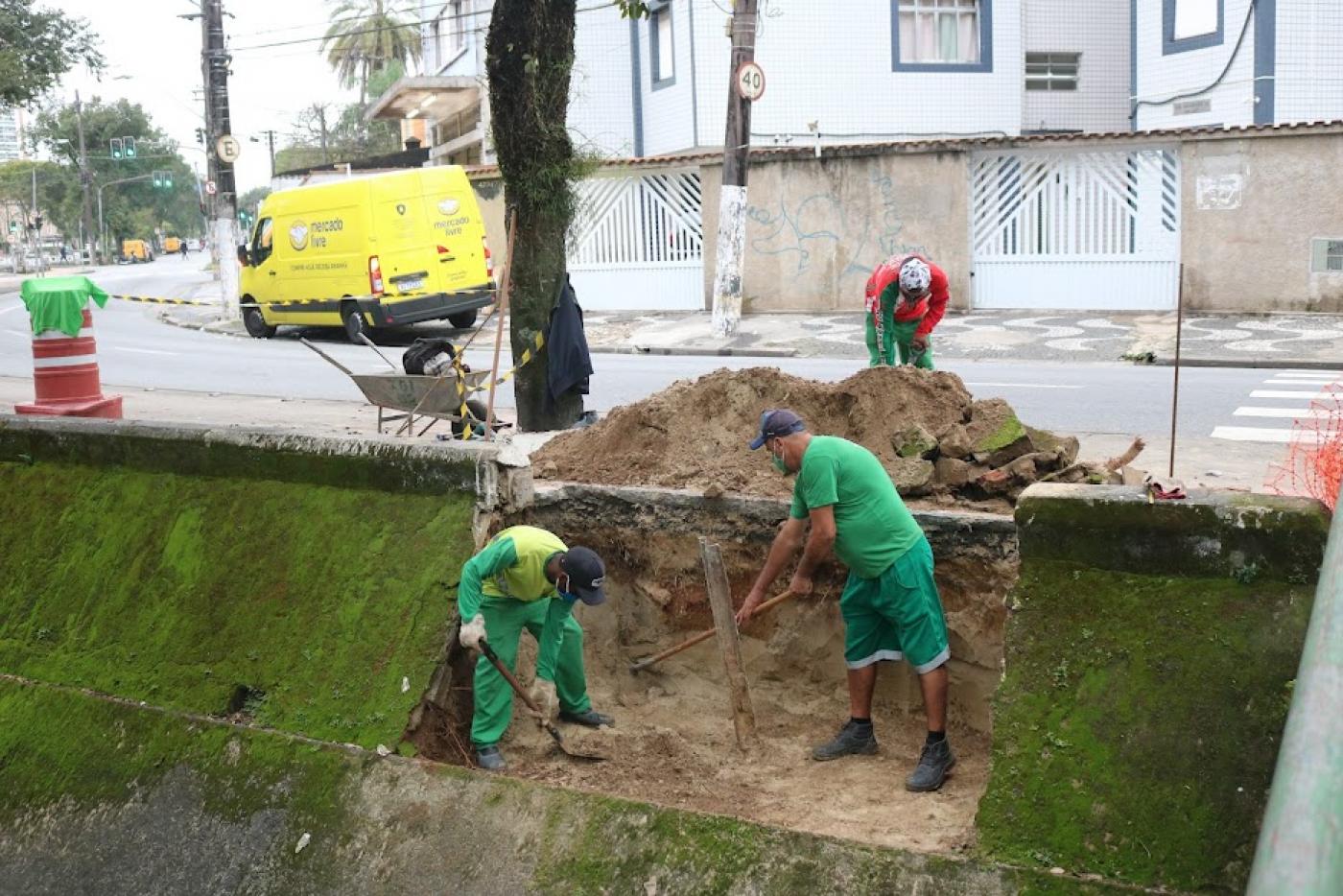 Homem iniciam trabalho de construção de nova passarela. #paratodosverem