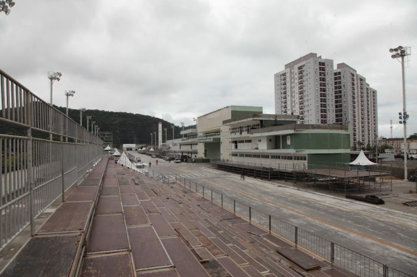 A passarela do samba com arquibancadas vazias em primeiro plano à esquerda. #paratodosverem